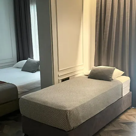 Hotel Livro *